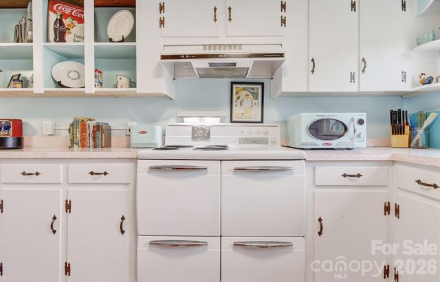 8 Concord Road, Asheville, NC 28803