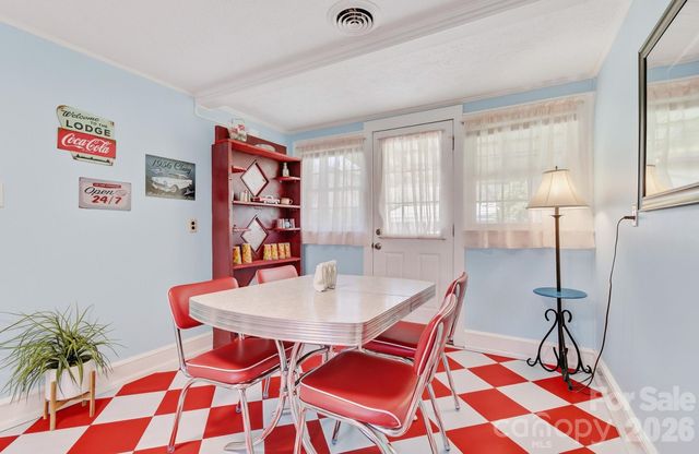 8 Concord Road, Asheville, NC 28803