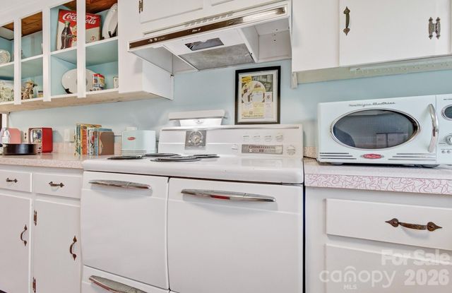 8 Concord Road, Asheville, NC 28803