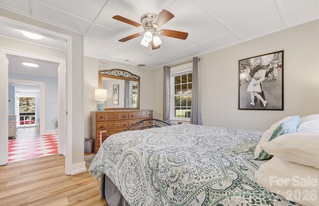 8 Concord Road, Asheville, NC 28803