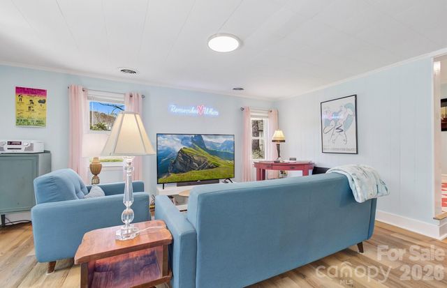 8 Concord Road, Asheville, NC 28803