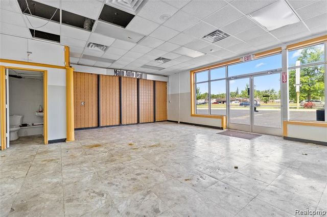 31805 Michigan, Wayne, MI 48184