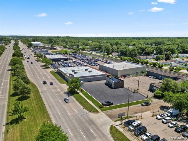 31805 Michigan, Wayne, MI 48184
