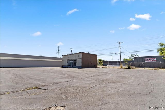 31805 Michigan, Wayne, MI 48184