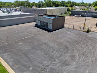 31805 Michigan, Wayne, MI 48184