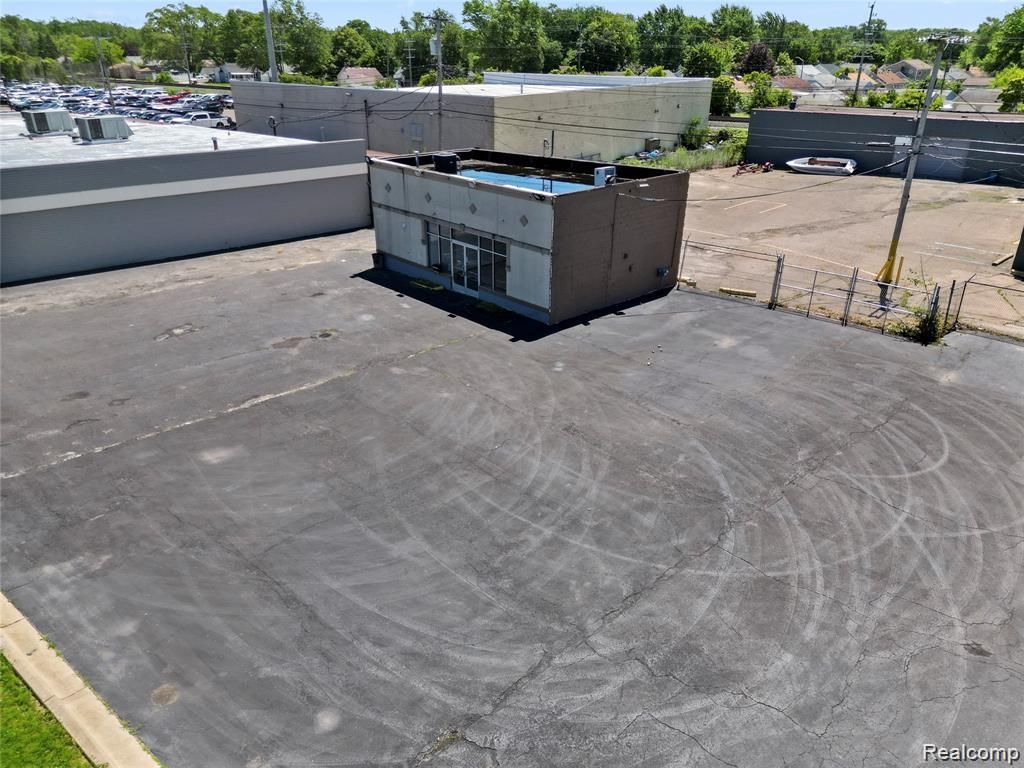 31805 Michigan, Wayne, MI 48184