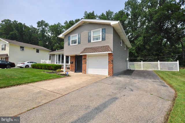1020 NORVELT DR, Philadelphia, PA 19115