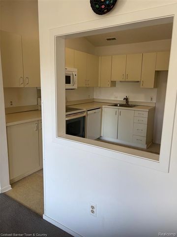 6689 Ridgefield Circle 201, West Bloomfield, MI 48322
