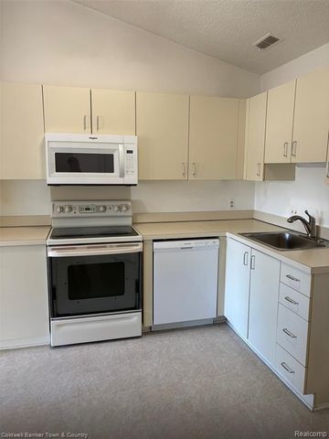 6689 Ridgefield Circle 201, West Bloomfield, MI 48322