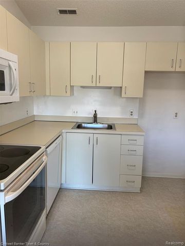 6689 Ridgefield Circle 201, West Bloomfield, MI 48322