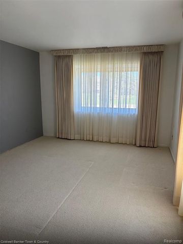 6689 Ridgefield Circle 201, West Bloomfield, MI 48322