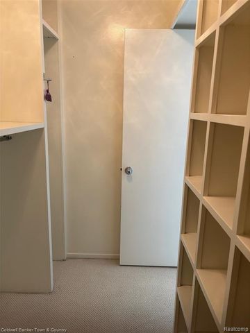 6689 Ridgefield Circle 201, West Bloomfield, MI 48322