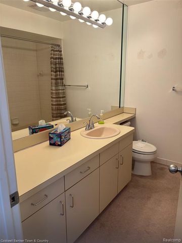 6689 Ridgefield Circle 201, West Bloomfield, MI 48322