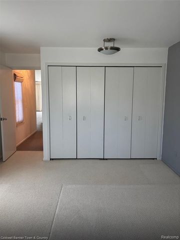 6689 Ridgefield Circle 201, West Bloomfield, MI 48322