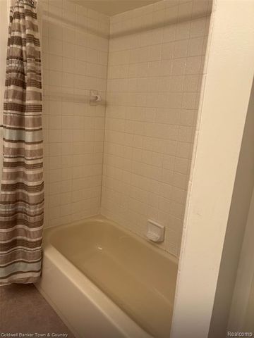 6689 Ridgefield Circle 201, West Bloomfield, MI 48322