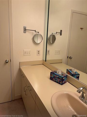 6689 Ridgefield Circle 201, West Bloomfield, MI 48322