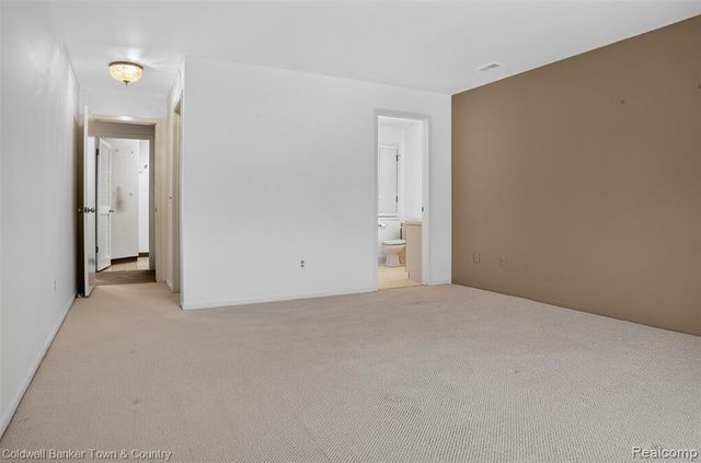 6689 Ridgefield Circle 201, West Bloomfield, MI 48322