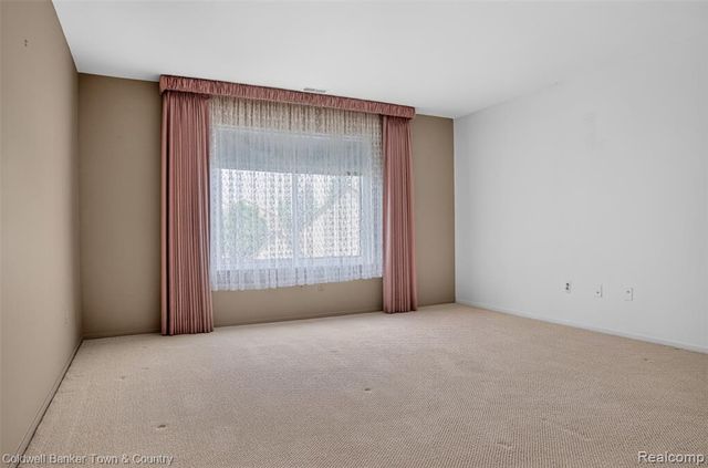 6689 Ridgefield Circle 201, West Bloomfield, MI 48322