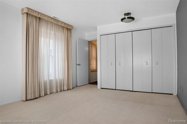6689 Ridgefield Circle 201, West Bloomfield, MI 48322