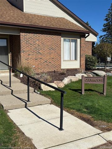 6689 Ridgefield Circle 201, West Bloomfield, MI 48322