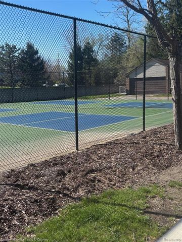 6689 Ridgefield Circle 201, West Bloomfield, MI 48322