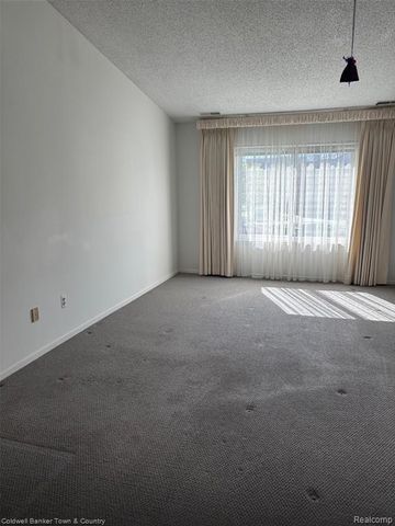 6689 Ridgefield Circle 201, West Bloomfield, MI 48322