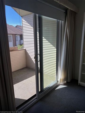 6689 Ridgefield Circle 201, West Bloomfield, MI 48322