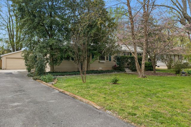 1003 Lawndale Dr, Murfreesboro, TN 37129