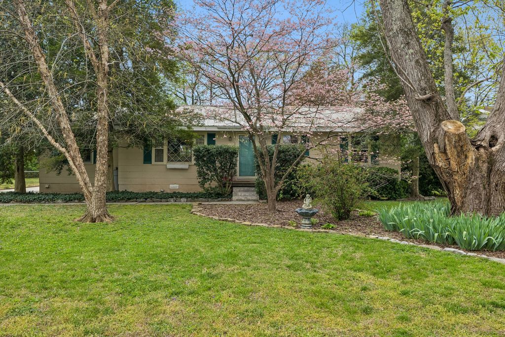 1003 Lawndale Dr, Murfreesboro, TN 37129