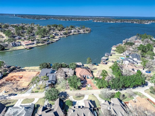 172 Park Way, Conroe, TX 77356