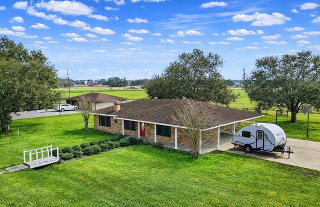 221 North Lake Drive, Winnie, TX 77665