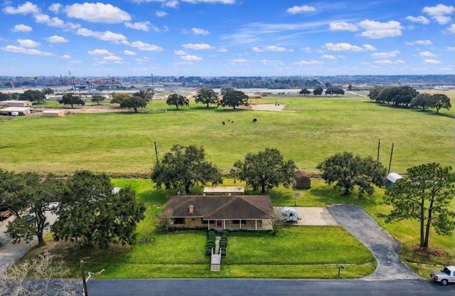 221 North Lake Drive, Winnie, TX 77665