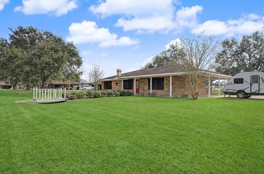 221 North Lake Drive, Winnie, TX 77665