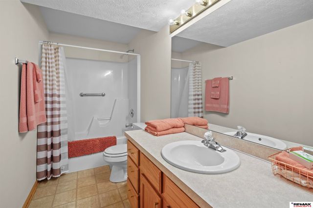 8105 Cheney Ridge Road, Lincoln, NE 68516