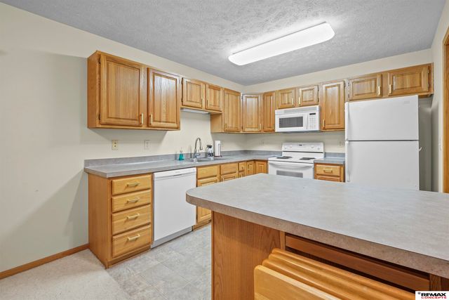 8105 Cheney Ridge Road, Lincoln, NE 68516