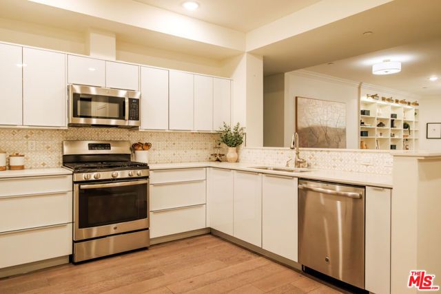 5253 Vantage Avenue 105, Valley Village, CA 91607