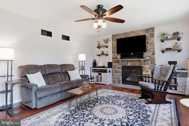 6123 JENNIFER LN, Spring Grove, PA 17362
