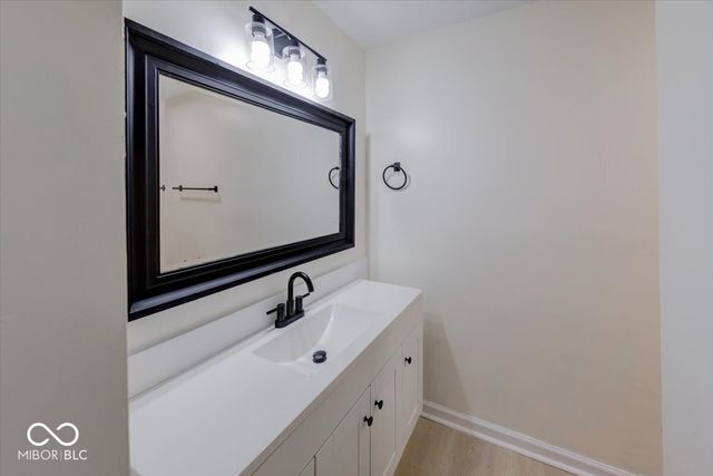 10016 Meadowlark Manor, Indianapolis, IN 46235