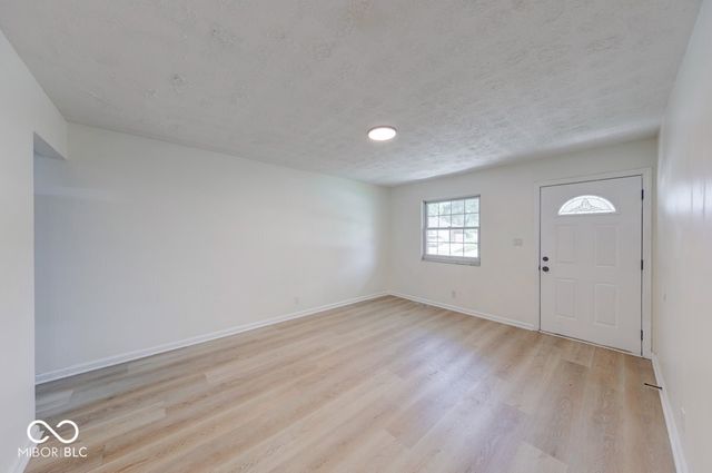 10016 Meadowlark Manor, Indianapolis, IN 46235