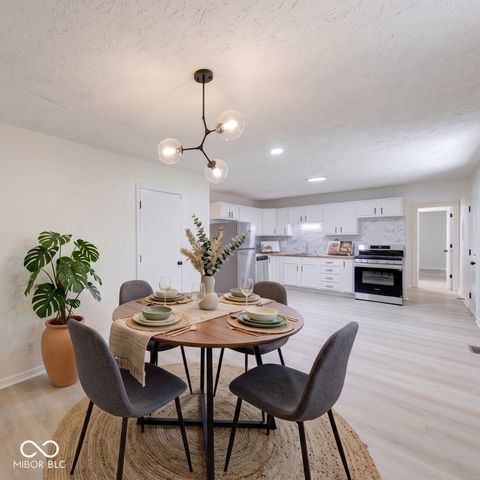 10016 Meadowlark Manor, Indianapolis, IN 46235