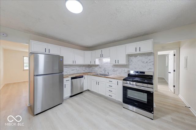 10016 Meadowlark Manor, Indianapolis, IN 46235