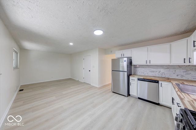 10016 Meadowlark Manor, Indianapolis, IN 46235