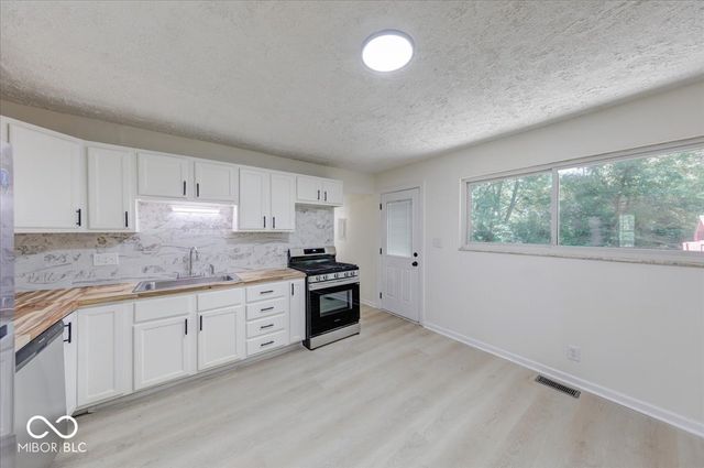 10016 Meadowlark Manor, Indianapolis, IN 46235