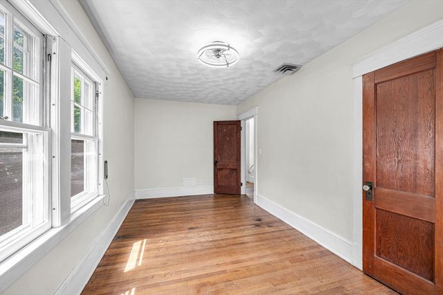 32 Marsden St, Springfield, MA 01109