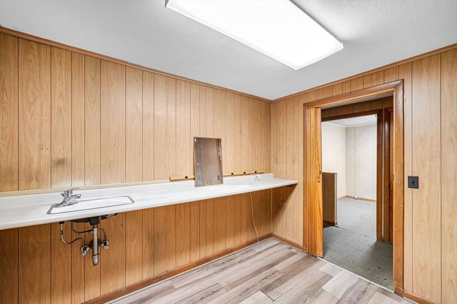 32 Marsden St, Springfield, MA 01109