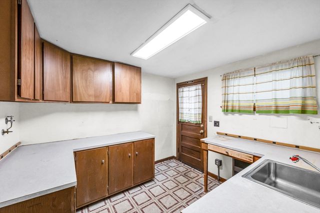 32 Marsden St, Springfield, MA 01109