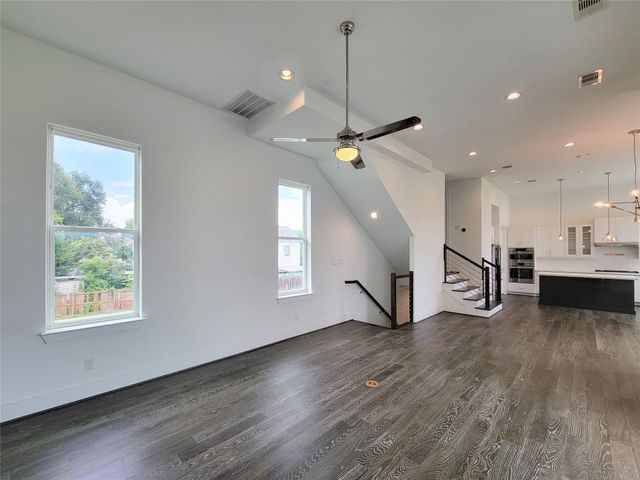 9 N St Charles Street B, Houston, TX 77003