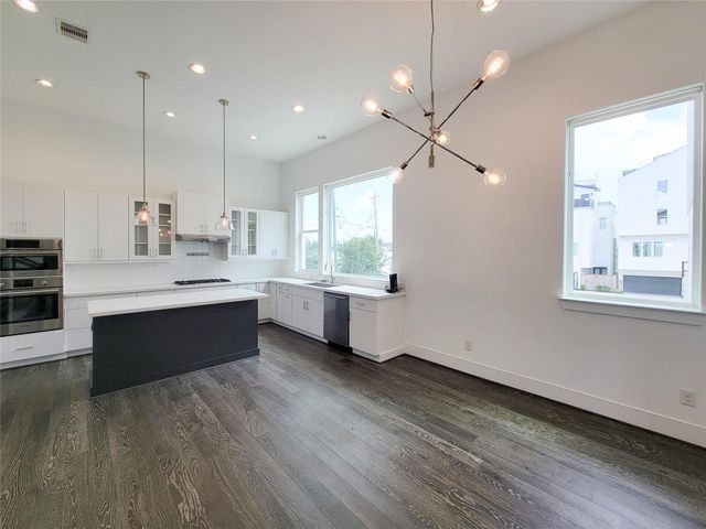 9 N St Charles Street B, Houston, TX 77003