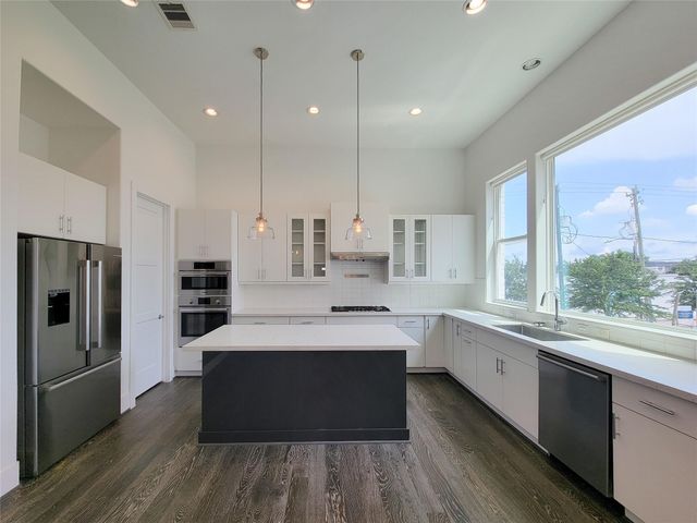 9 N St Charles Street B, Houston, TX 77003