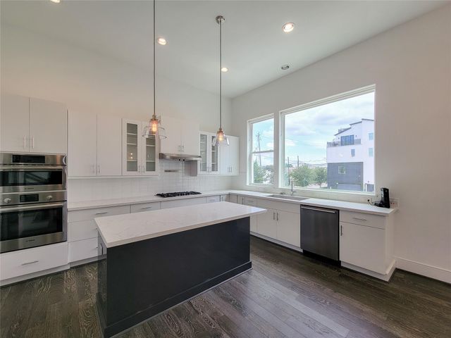 9 N St Charles Street B, Houston, TX 77003